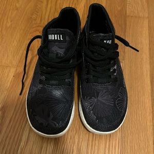 No Bull size 5.5 women’s high top